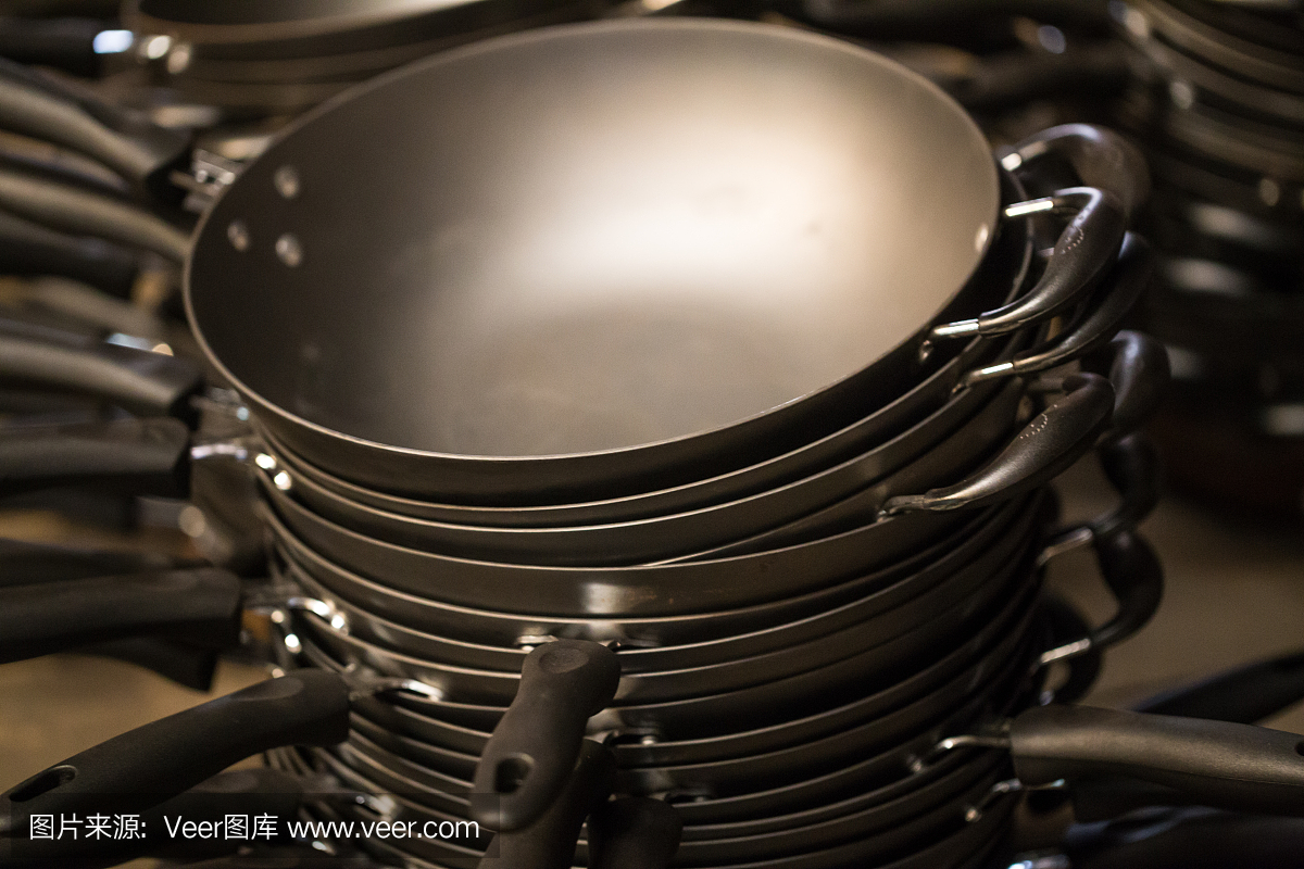鍋在準備中堆放在工廠